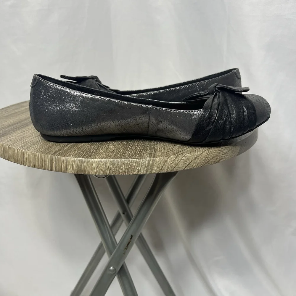 Born Ballet Flats Women’s Silver Black Leather Casual Bow Slip On Shoes Sz 8.5 - Picture 8 of 10
